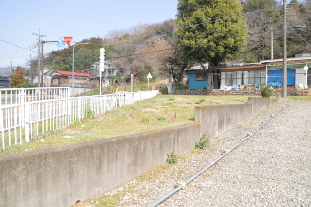 土地の面積＝住宅面積ではありません。建ぺい率の問題などで、土地のある場所によって住宅を建てられる面積は限られています。高さもしかり、「土地」という言葉の中には、建築条件も含まれると考えておきましょう。