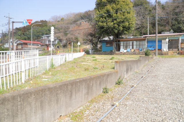 家を建てる場合、方位は要チェックです。現実的に日当たりのよい家ならばリビングは南側、建築基準法でも北側に当たる家への配慮は求められています。土地を見学に行く際は、方位磁針を持って行くようにしましょう。