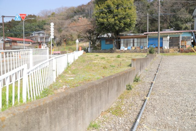 土地の前の道路に消火栓が設置されていることがあります。この場合、道路交通法第45条第1項により、駐車禁止の場所が指定されています。そのため、車庫などの駐車スペースをつくることができない場合があります。