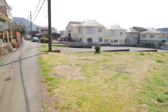 現地に行くなら、物件の周囲の地形がどうなっているかを見ることも大切です。周辺より低くなっている土地では、大雨などで水が集まりやすいため、地盤が弱くなっているということも考えられるため、注意が必要です。