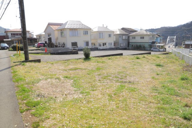 隣家の土地はどうなっているのか、生活利便施設が近くにあるのか、学校まで近いかなど、お客様のライフスタイルにあわせたイメージが重要です。また、近くにあると困る施設が近くにないかも確認するといいでしょう。