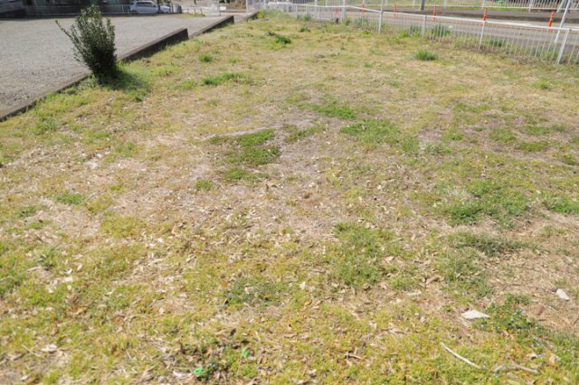 土地購入を検討されている場合、境界杭がない状態で購入してしまうと境界確定測量をする必要があり、費用がかかります。購入の前に、売主、隣土地所有者立ち合いのもと境界を確定し境界杭を設置するのがベストです。