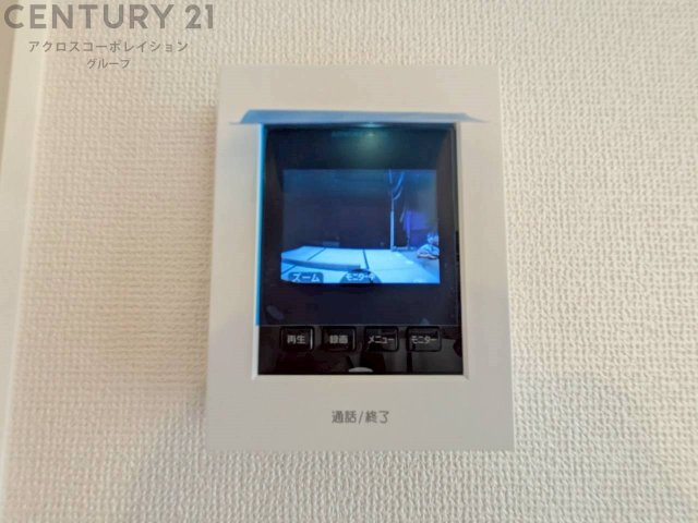 訪問者が来たときにテレビ画面で確認できるため、安心してドアを開けられます。録画機能があるものもあり、留守中に来訪者を記録しておくことができます。利便性が高く、セキュリティ面でも安心です。