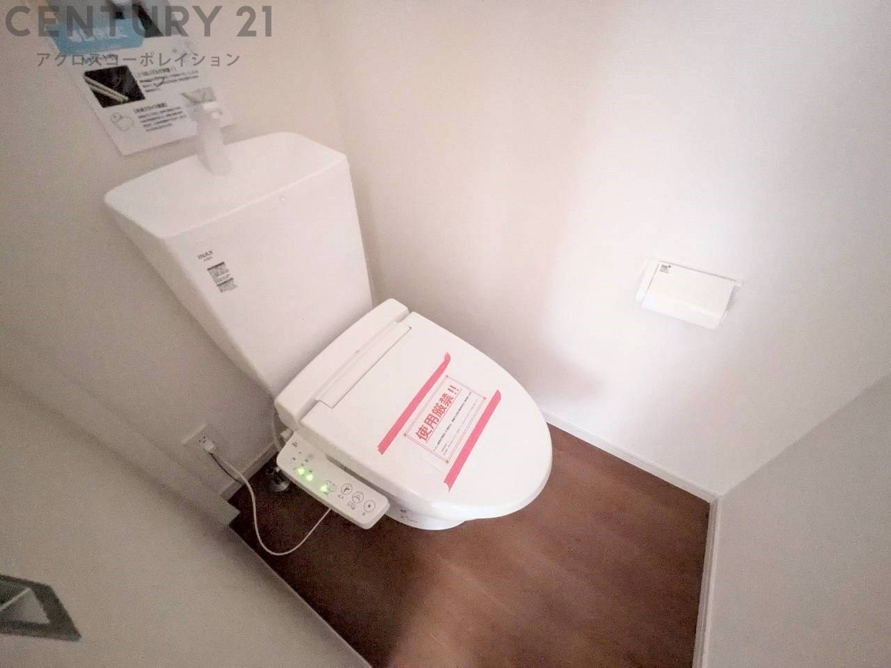 温水洗浄便座付トイレは温水洗浄機能により、暖かい水でおしりを洗浄することができ、冷たい水を使う従来の便座に比べ、温水洗浄機能で暖かいトイレを提供し、快適な使用を可能にします。