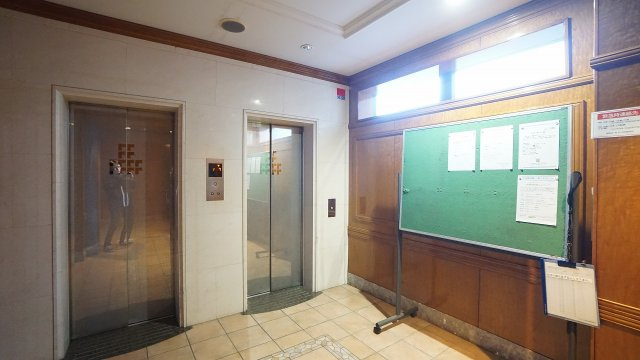 エレベーターが2基あり出勤、通学、帰宅時の渋滞が緩和されます。