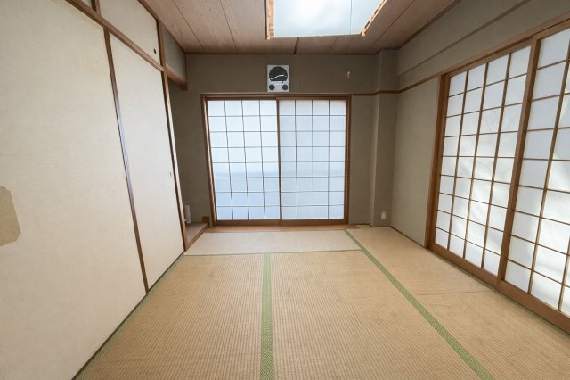 押入付きの和室は、布団や季節物の収納に便利です。しっかりと収納スペースが確保されているため、室内をすっきり使えます。来客用や寝室、くつろぎスペースとしても活躍する実用性の高い一室となっています。