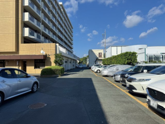 機械式のような車の入出庫に時間を要する事なく楽に　入出庫可能な平置き駐車場です。現在空き余裕あり、お問い合わせ下さい。　