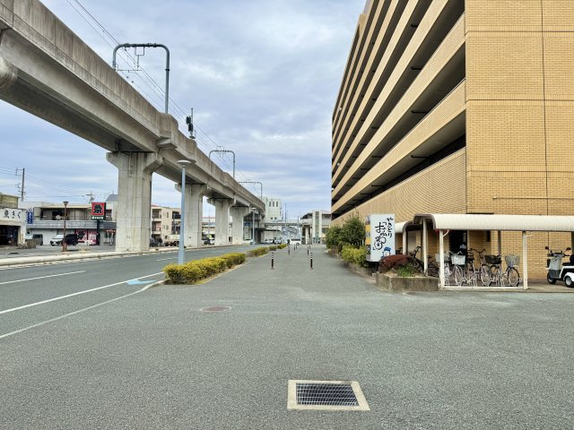 目の前の歩行者道路は広く、道路も片側2車線で　整備されていて、安心です。　　