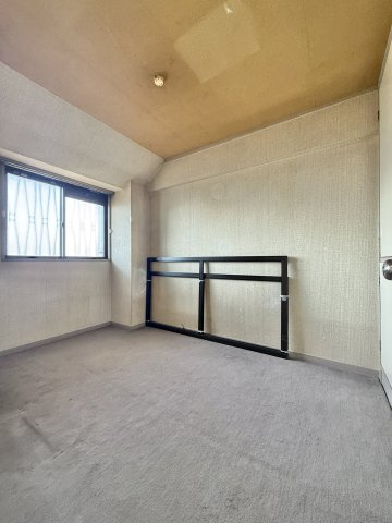 玄関左側の洋室。こちらも交換をお薦めします！　