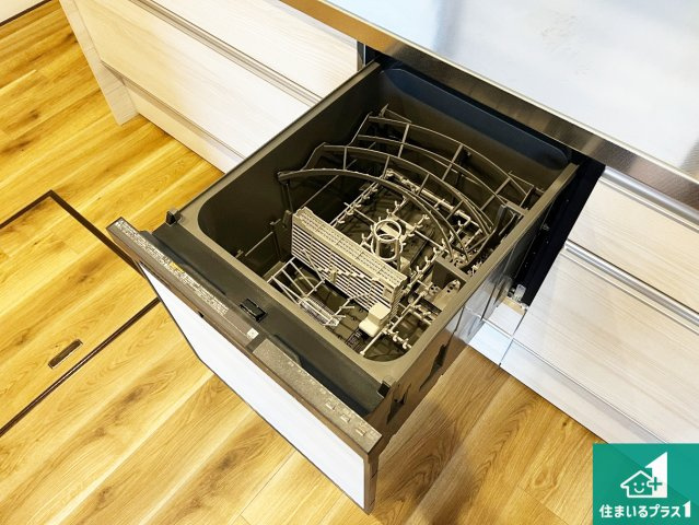 食事後の一仕事、食器洗いをボタン一つでお任せできちゃいます！場所を取らないビルトイン式なので、お料理スペースもしっかり確保！