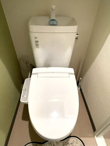 温水洗浄便座付きのトイレ