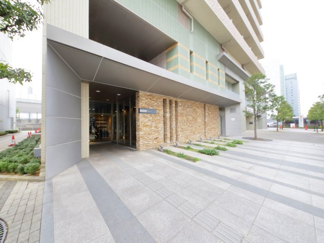 ■【entrance】メインエントランスにはお客様をもてなす、吹き抜けのある空間をご用意しました。まるでホテルのようなラウンジは住まう方々の心に潤いをもたらすことでしょう。