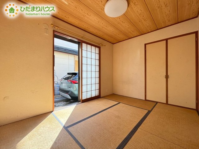 リビングと隣接した、ゴロゴロと寝転がってくつろげる心地よい畳の部屋です！大きな窓から爽やかな光が入り込むため、お子様のお昼寝スペースとしてはもちろん、安全に遊べるプレイルームにも最適です♪