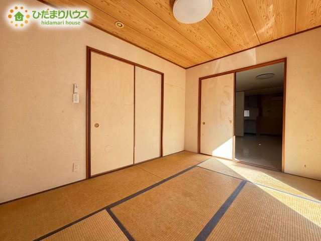 木の温もりを感じる天井と畳の香りに包まれて、ホッと一息つける和の空間です！引き戸を開放すればリビングと繋がった広い空間として使うことができ、用途に合わせてフレキシブルに活用いただけます！