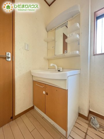 大きな鏡の横に小物を整理できる棚がついており、朝の身支度が快適にはかどる洗面化粧台です！下部の収納には洗剤のストックや掃除用具をしまえるため、洗面室をいつもすっきりと綺麗に保てますね♪