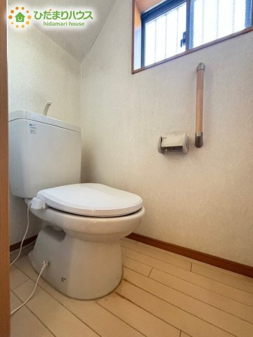 小窓から優しい自然光が入り込み、しっかり換気も行える清潔感のあるトイレです！手すりが設置されているため、小さなお子様からシニアの方まで毎日安全に、心地よく使用できる工夫がされていますね♪