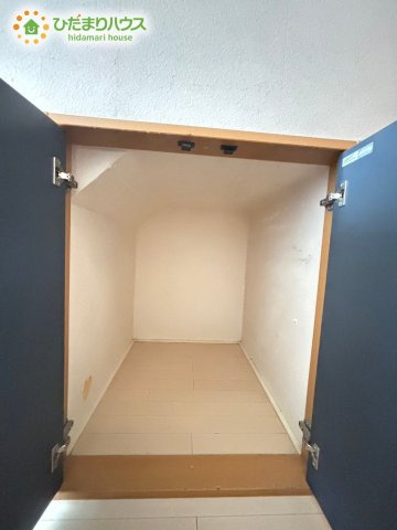 階段下スペースを有効活用した、奥行きのある便利な収納物入です！掃除機などの日用品や日々の消耗品、季節物のアイテムをしっかり保管できるため、生活空間を広く快適に使えます！