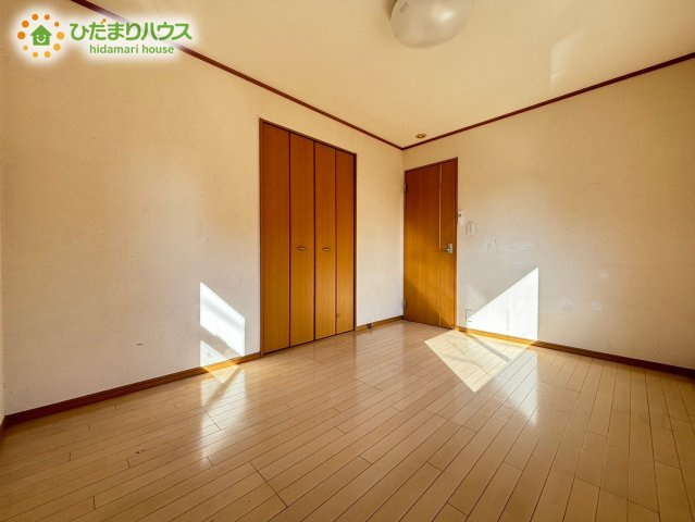 木の質感が心地よいフローリング仕様で、どんな家具とも合わせやすいお部屋です！ドアのすぐ近くに大型のクローゼットが配置されているため、お洋服の出し入れや毎日の準備もスムーズに行えますね