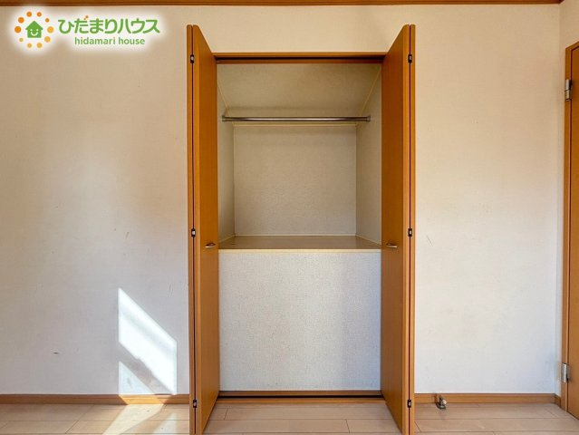 扉が大きく開くタイプのクローゼットで、中の荷物が一目で確認できます！お洋服を掛けられるハンガーパイプと上部棚が付いており、お洋服から小物まで無駄なく綺麗に整理整頓が可能です