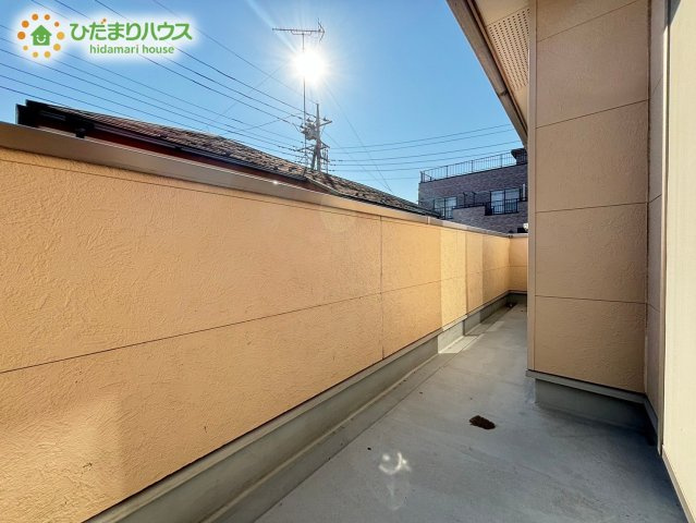 外側からの心地よい光がたっぷり差し込む、日当たり良好なバルコニーです！手すり壁がしっかりと高く設計されているため、外からの視線を気にすることなく、お洗濯物をたくさん干すことができます♪