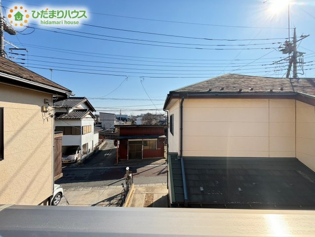 バルコニーからは周囲の穏やかな住宅街を見渡すことができます！高い建物が視界を遮らないため、青空が広がる開放的な景色を楽しめます。お洗濯を干す合間にも心地よい風を感じてリフレッシュできますね♪