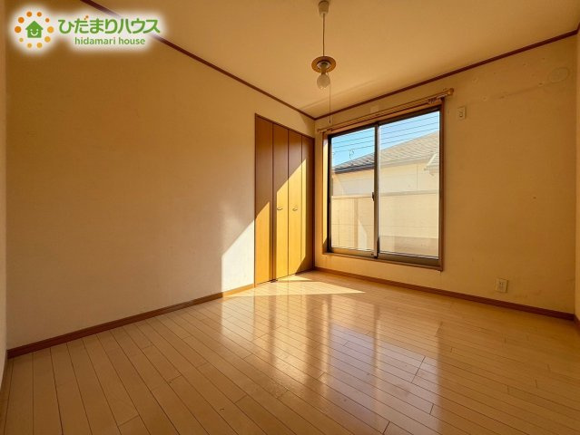 夕方まで明るい光が差し込む、大きな窓が快適な2階洋室です！お部屋全体の風通しも良いため、年間を通して心地よく過ごすことができます。配置しやすい四角形の間取りで、家具のレイアウトも自由自在です♪