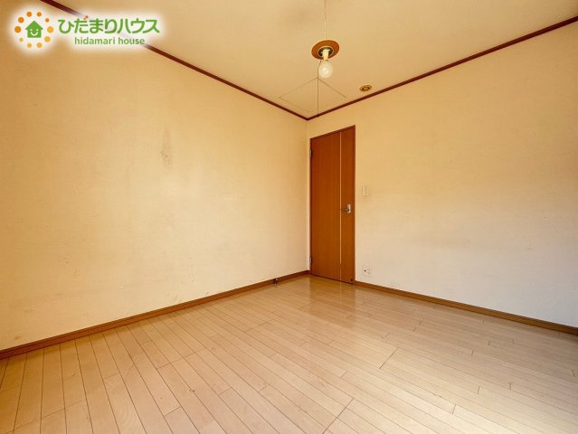 壁一面がすっきりとした綺麗なクロスで仕上げられた、明るい雰囲気のお部屋です！クローゼットが標準装備されているため、お部屋の中に余計な収納家具を置く必要がなく、空間を広々と有効に使えます！
