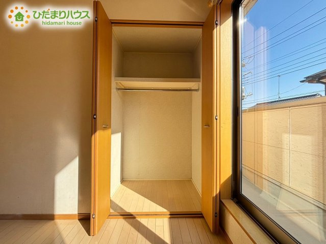 奥行きがしっかり確保された、使い勝手の良い作り付けの収納空間です！お洋服だけでなく、季節家電や趣味の道具、スーツケースなどもまとめて保管できるため、居住スペースをいつでも広く快適に保てます♪