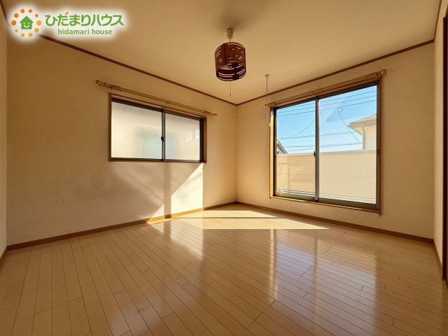 お子様の個室や勉強部屋にちょうど良いサイズ感の明るい洋室です！デスクやベッドを綺麗に配置できる形状になっており、集中して勉強に取り組める静かな環境が整っています。収納付きでお部屋が散らかりません♪