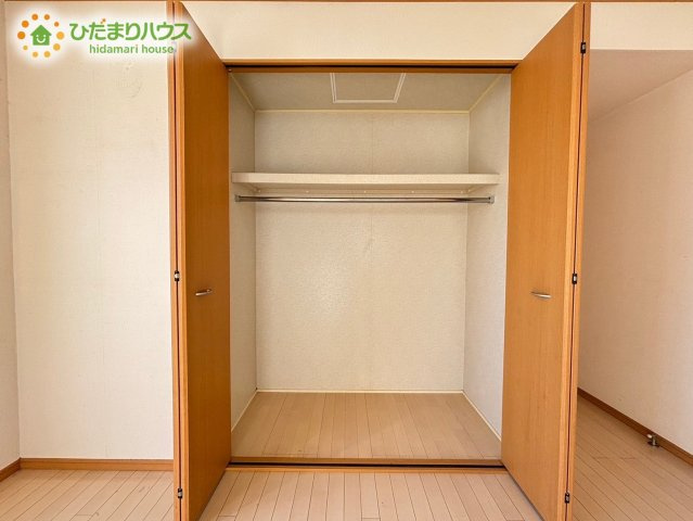 ハンガーパイプ付きで、お気に入りの衣類をシワにせず綺麗に保管できるクローゼットです！お子様が自分で進んでお片付けをする習慣が身につきやすく、お部屋をすっきり綺麗な状態にキープできます！