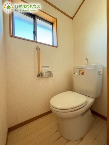 2階フロアにもしっかりと独立したトイレが完備されていて安心です！朝の混雑する時間帯も順番待ちをすることなくスムーズに使えます。手すりや窓が付いており、日常の使いやすさが考えられています♪