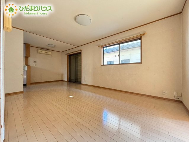 大きめの窓から自然な光が優しく差し込む、ゆったりとしたリビングです！綺麗なフローリング仕様でお掃除がしやすく、お気に入りの家具を自由に配置して心地よい団らんの空間を作ることができます♪