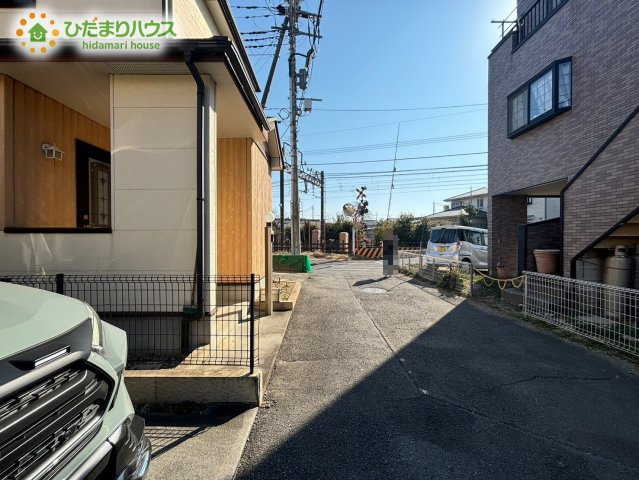 車通りが少なめで落ち着いた雰囲気の、広々とした前面道路です！見通しが良い平坦な道のりになっているため、小さなお子様がいるご家庭の日常的なお散歩や、日々の通学時にも安心感がありますね♪