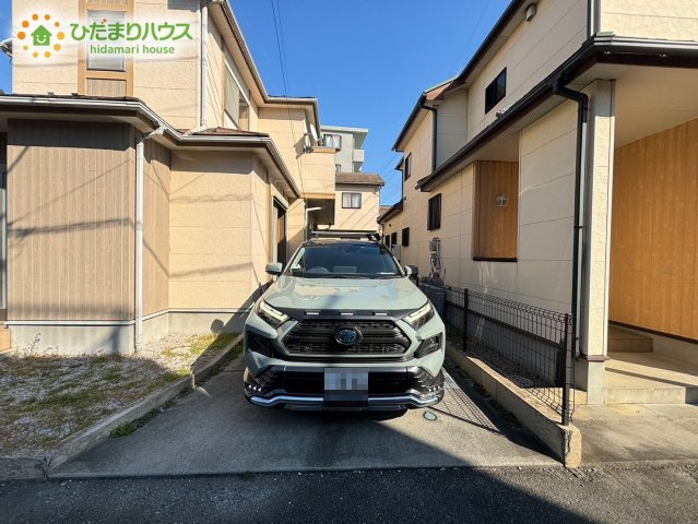 お家の目の前にお車をスムーズに駐車できるスペースがございます！スペースにゆとりがあるため、日々のお買い物帰りの重たい荷物の運び出しや、チャイルドシートへのお子様の乗り降りも快適に行えます！