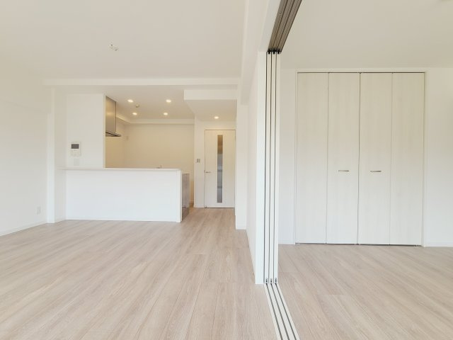 〇明るく開放的な空間が広がるＬＤＫ。室内には豊かな陽光が注ぎ込み、爽やかな住空間を演出。