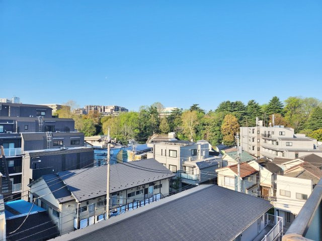 5階住戸からの眺望　周辺には高い建物はないので開放的な眺望が広がります