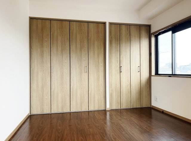 5帖の洋室は壁面ワイドな収納が魅力的です　整形なお部屋なので家具のレイアウトもしやすいです