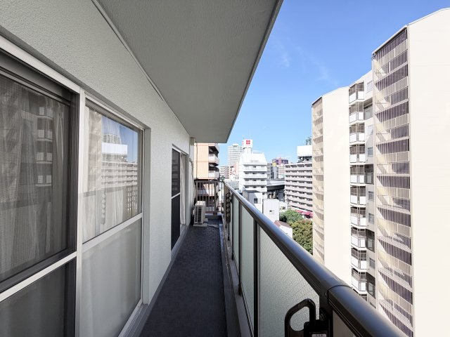 爽やかな風を感じられる気持ちの良いバルコニー！日当たりが良く、洗濯物や靴も手早く乾きます。