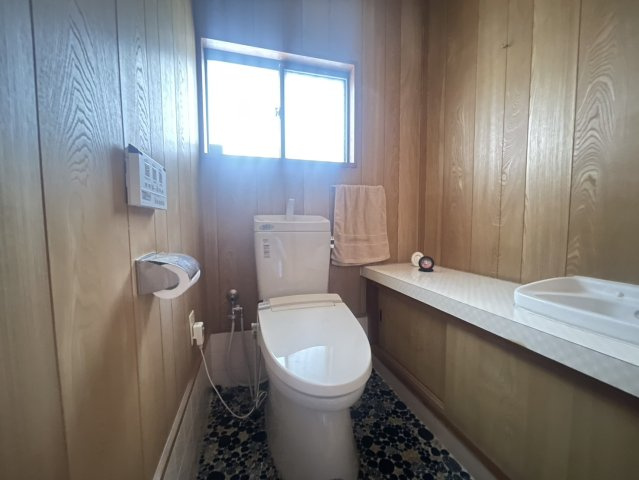 窓付きで換気がしやすい明るいトイレ空間。木目の内装が落ち着いた雰囲気を演出し、ゆったりとした気持ちでお使いいただけます。操作パネル付きで使い勝手も良く、毎日快適にご利用いただける清潔感のある空間です。