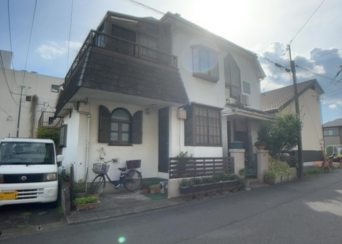 土地購入を検討されている場合、境界杭がない状態で購入してしまうと境界確定測量をする必要があり、費用がかかります。購入の前に、売主、隣土地所有者立ち合いのもと境界を確定し境界杭を設置するのがベストです。