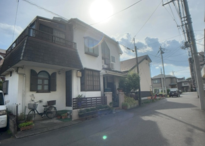 人が暮らすうえで日光は大切な要素となります。日当たりの良さは譲れないポイントですね。併せて近くに大きな建築物の建築予定がないか、あるいはそれが可能な土地が近くにないか事前に確認することもお勧めします。