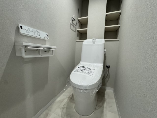 最新の節水型トイレです！隅々までお掃除のしやすい構造になっています！100年キレイが続くコーティングが施されています♪
