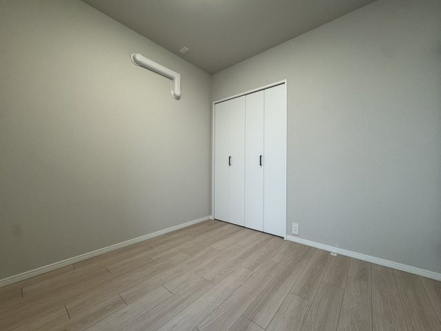 約4.5帖の洋室です。収納が設置されており、お子さんのお部屋やお仕事部屋として、ちょど良いサイズ感です。