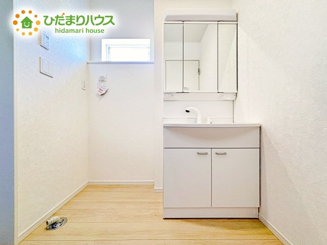 三面鏡は自分では見えにくいところまで見ることができるので、身だしなみを整える際などにはとても便利です(*^^*)