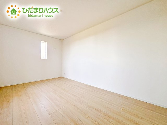 壁紙はシンプルで清潔なホワイトで統一しています。朝の光をたっぷり浴びながら一日をスタート！目覚めは明るくあたたかな場所で。