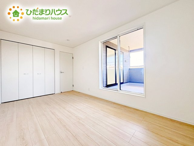 バルコニーに面していて、たっぷり光りの入る明るい主寝室です！
