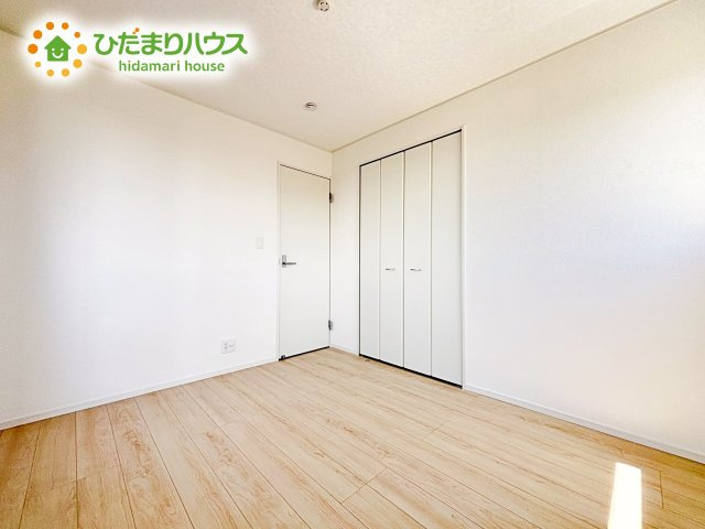 お子様の成長に合わせて、自由に模様替えできるように考えた、シンプルな洋室。