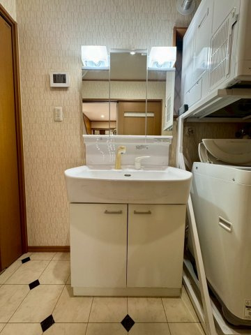明るくワイドな鏡を備えた洗面化粧台です！