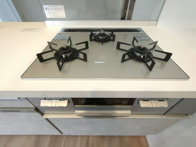 【3口コンロ】　3口コンロ、グリル付きでお料理のレパートリーも増えそうです。