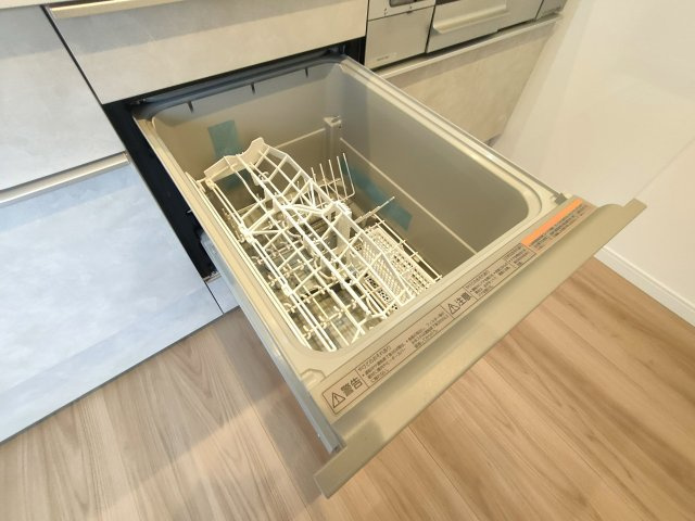 【食洗器】　手洗いに比べて節水でき、高温洗浄によってしつこい油汚れもスッキリ落とします。